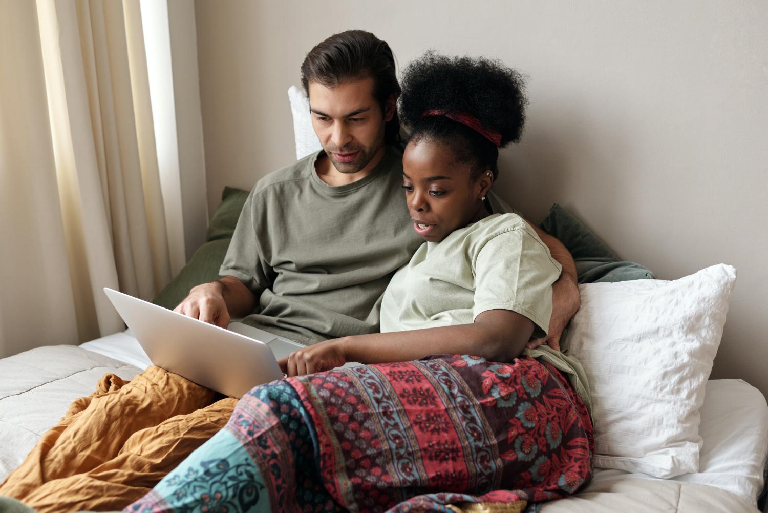 couple with a laptop