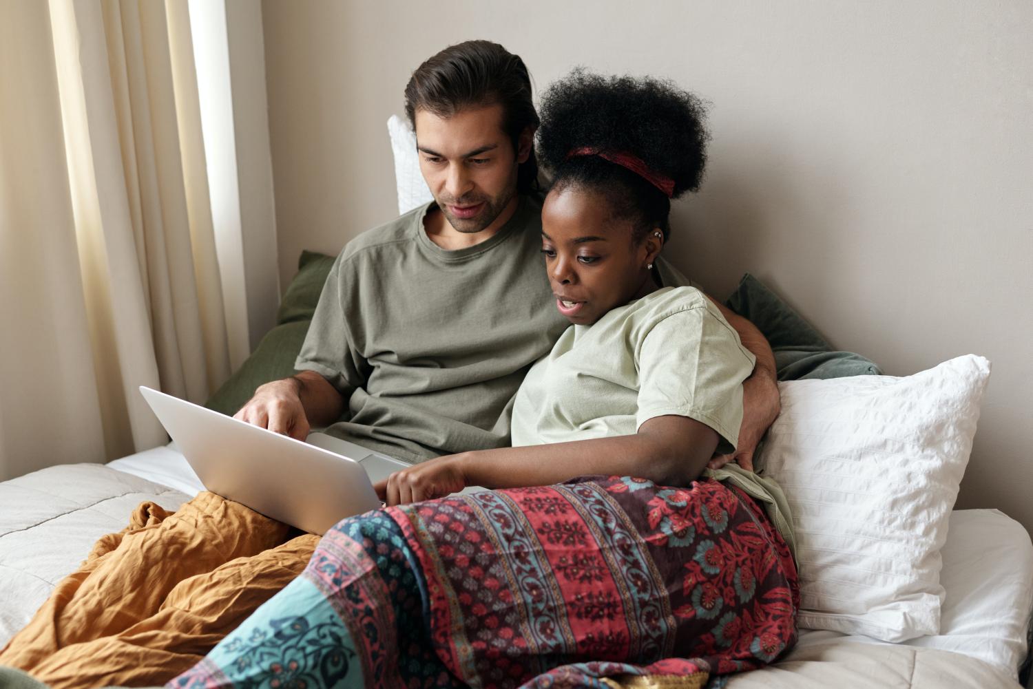 couple with a laptop 